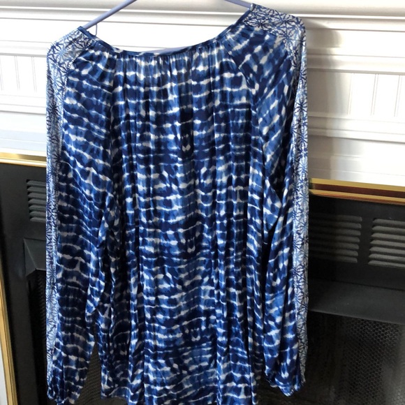 Beautiful blue top - Picture 2 of 4